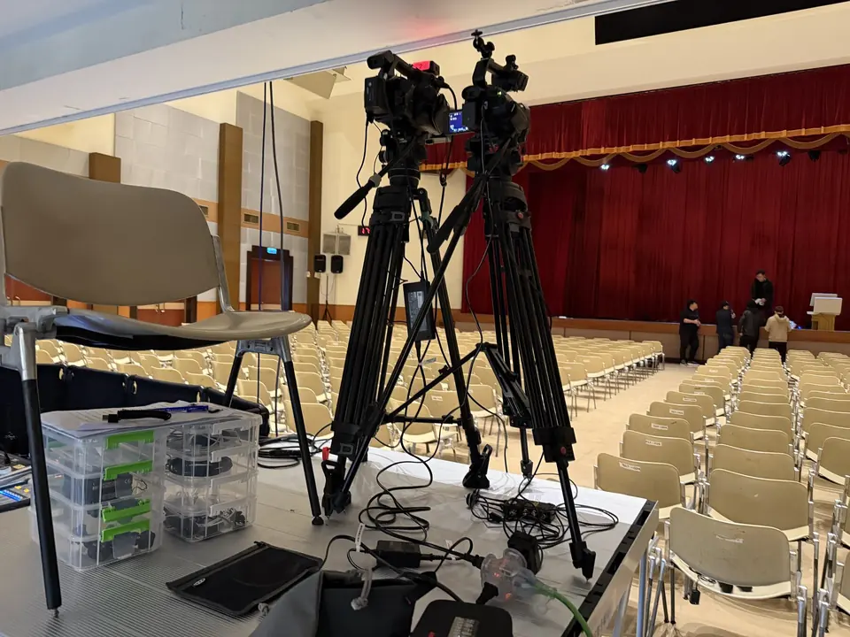 來福影像 Live media 於舞台前架設多台轉播攝影機
